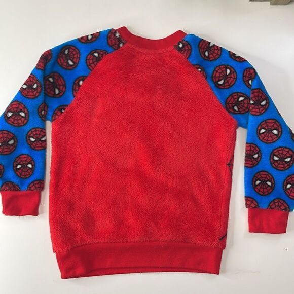 Spider-Man Disney Marvel fuzzy sweatshirt.  Size boys 4. - Picture 3 of 5